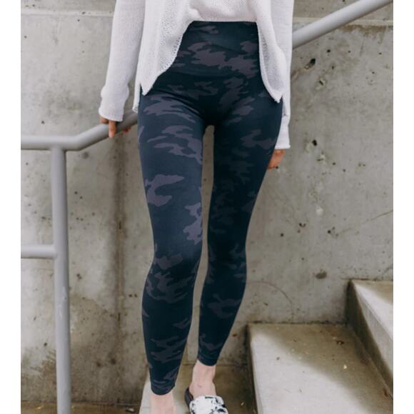 Spanx Leggings Medium Black Blue Camo Look At Me‎ Now 7/8 Crop Tummy Flattening - Picture 1 of 10